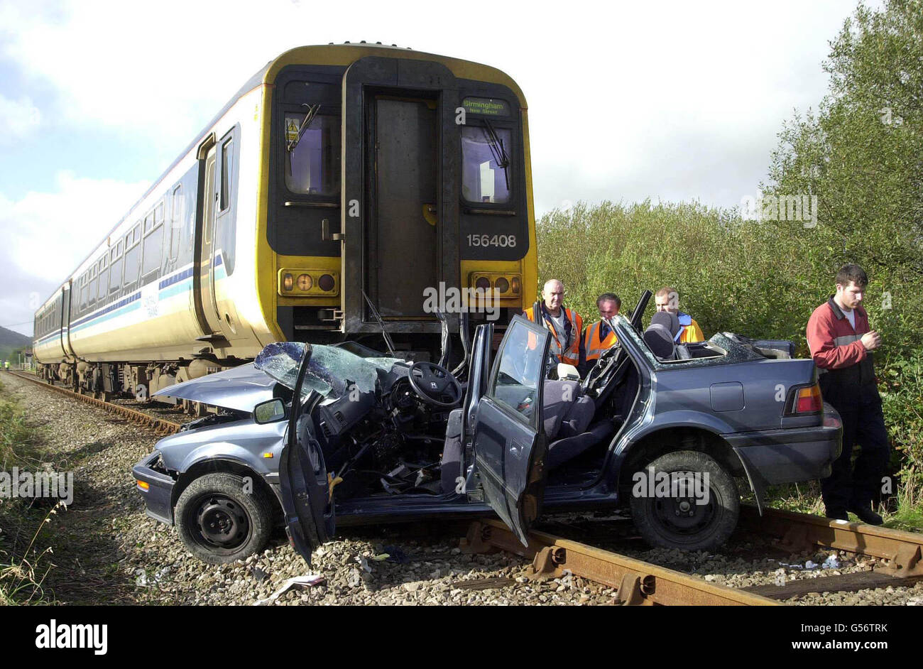 Ein Bahnübergangsunfall in Traeth Mawr in Porthmadog, Nordwales, bei dem ein Mann getötet wurde, nachdem sein Auto vom Zug getroffen wurde. Der Mann, vermutlich um die 20 Jahre, war in seinem Fahrzeug auf der Beach Road gefangen, als der Unfall passierte. `8Feuerwehrleute versuchten, den Mann zu retten, der am Tatort von einem Arzt für tot erklärt wurde. Stockfoto